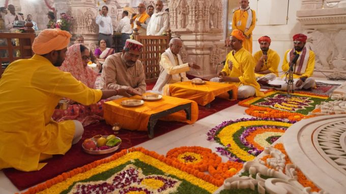 <strong>અયોધ્યા રામ મંદિરમાં ખાસ પૂજા </strong><br>રામ નવમી નિમિત્તે અયોધ્યા રામ મંદિરમાં 1 હજારથી વધુ વિદ્વાનોએ લગભગ 1 લાખ મંત્રોચ્ચાર કર્યા હતા. એટલું જ નહીં, રોજ ત્રણ કલાકનો હવન પણ કરવામાં આવી હતો. આ કારણે સમગ્ર વાતાવરણ ભક્તિમય થઇ ગયું હતુ. રામ નવમી પર આ વર્ષે અયોધ્યા વહીવટીતંત્ર દિવસભર 20થી 30 લાખ શ્રદ્ધાળુઓની આશા વ્યક્ત કરી હતી. અધિકારીઓએ સુરક્ષા અને ભીડના સંચાલન માટે વધુ સારી વ્યવસ્થા કરી હતી. આ મંદિરને ફૂલોની સજાવટ, વાઇબ્રન્ટ લાઇટ્સ અને ઉત્સવની ભાવનાથી શણગારવામાં આવ્યું હતું. (Photo: @ShriRamTeerth)