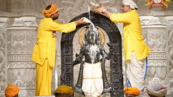 <strong>રામ નવમી પર રામ લલ્લાનો દિવ્ય અભિષેક</strong><br>રામ નવમી પર અયોધ્યા રામ મંદિરમાં પ્રભુ રામ લલ્લાનો દિવ્ય અભિષેક, શણગાર કરવામાં આવે છે. આ વખતે પણ રામ લલ્લાનો પવિત્ર જળ અને પંચામૃતથી સ્નાન કરાવવામાં આવ્યો હતો. ત્યારબાદ સુંદર વસ્ત્રો અને આભૂષણોથી રામ લલ્લાની મૂર્તિને અલંકૃત કરવામાં આવી હતી. (Photo: @ShriRamTeerth)