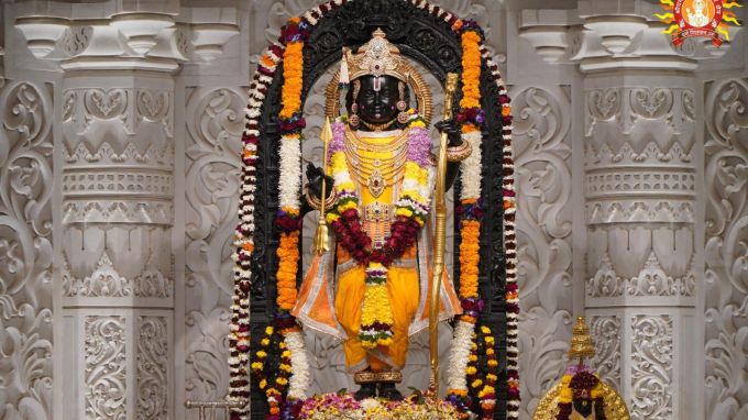 <strong>Ayodhya Ram Navami 2025: અયોધ્યામાં રામ મંદિરની ઉજવણી</strong><br>અયોધ્યામાં રામ મંદિરની પ્રાણપ્રતિષ્ઠા બાદ દર વર્ષે રામ નવમી પર બપોરે 12 વાગે રામ લલાની મૂર્તિ પર સૂર્ય તિલક થાય તેવી વ્યવસ્થા કરવામાં આવી છે. અયોધ્યામાં રામ મંદિરના ગર્ભગૃહમાં સૂર્યના કિરણોને પહોંચાડવા માટે લેન્સ અને અરીસાઓના નેટવર્કનો ઉપયોગ કરવામાં આવે છે. આ રીતે અયોધ્યામાં રામ લલ્લાના કપાળ પર સૂર્ય તિલક તરીકે કરવામાં આવે છે. તમને જણાવી દઇયે કે, હિંદુ પંચાંગ મુજબ ચૈત્ર સુદ નોમ તિથિ પર રામ નવમી મનાવવામાં આવે છે. (Photo: @ShriRamTeerth)