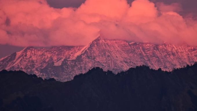 <strong>ચકરાતા હિલ સ્ટેશન પર વિદેશીઓને No Entry</strong><br>ચકરાતા હિલ સ્ટેશનની સૌથી ખાસ વાત એ છે કે, અહી માત્ર ભારતના નાગરિકો જ ફરવા આવી શકે છે. વિદેશી નાગરિકો ચકરાતા ફરવા આવી શકે છે. કારણ કે, ચકરાતામાં આર્મી બેઝ કેમ્પ છે. આથી દેશની સુરક્ષાની દ્રષ્ટિએ ચકરાતા બહુ મહત્વપૂર્ણ સ્થળ છે. (Photo: Social Media)