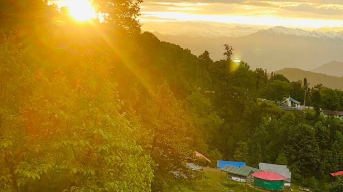 <strong>ચકરાતા હિલ સ્ટેશન ફરવાનો શ્રેષ્ઠ સમય</strong><br>ચકરાતા હિલ સ્ટેશન હિમાયલની પર્વતમાળામાં આવેલું છે. આથી શિયાળામાં અહીં ભારે હિમ વર્ષા થાય છે. અહીં ફરવાનો શ્રેષ્ઠ સમય માર્ચથી જુન જુલાઇ સુધીનો છે. આ સમયગાળા દરમિયાન વાતાવરણ સુખદ હોય છે. (Photo: Social Media)