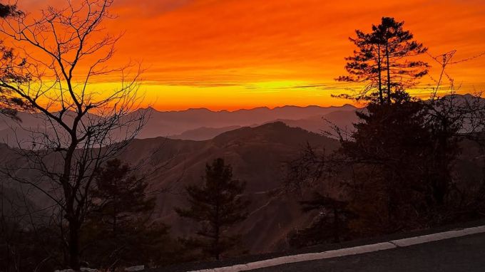 <strong>ચકરાતા હિલ સ્ટેશન પ્રકૃતિ પ્રેમી માટે સ્વર્ગ સમાન</strong><br>ચકરાતા હિલ સ્ટેશન પ્રકૃતિ પ્રેમી માટે સ્વર્ગ સમાન સ્થળ છે. ગંગનચુંબી હિમાલયના પહાડ, ઉંચા દેવદારના વૃક્ષો, ખીણ, નદી, ઝરણાં, સૂર્યોદય અને સૂર્યાસ્તનો નજારો જોઇ પ્રવાસીઓ આનંદિત થાય છે. (Photo: Social Media)