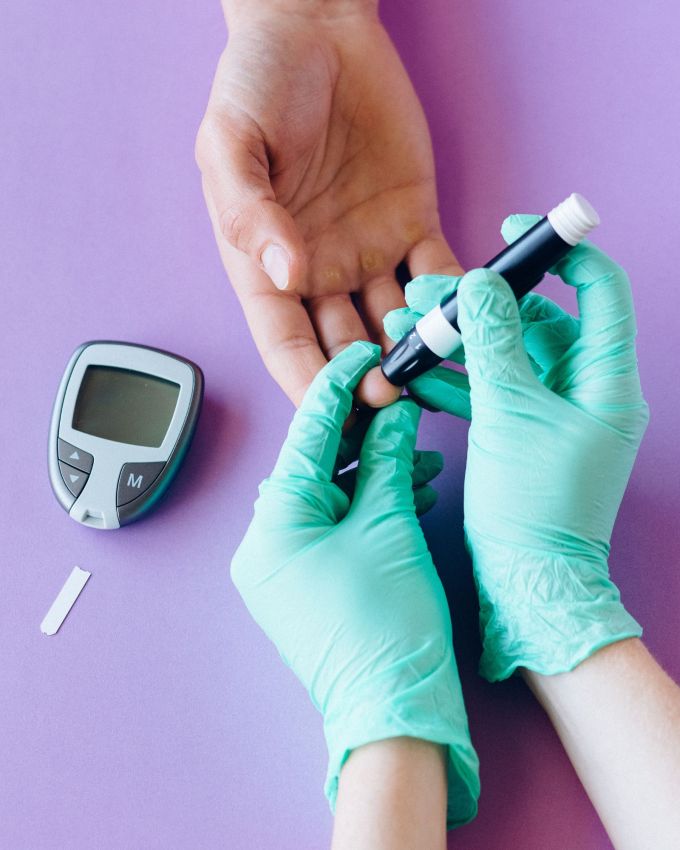 ડાયાબિટીસ (Diabetes) એક ગંભીર રોગ તરીકે ઉભરી આવ્યો છે, ખાસ કરીને ભારતમાં તેની સંખ્યા ઝડપથી વધી રહી છે. તે જ સમયે, વધુ ચિંતાજનક બાબત એ છે કે ડાયાબિટીસનો કોઈ ચોક્કસ ઈલાજ નથી, અને આ રોગ એકવાર થઈ ગયા પછી તેને સંપૂર્ણપણે મટાડી શકાતો નથી. જોકે, આરોગ્ય નિષ્ણાતો કહે છે કે યોગ્ય આહાર અને હેલ્ધી લાઇફસ્ટાઇલથી બ્લડ સુગર લેવલને ઘણી હદ સુધી નિયંત્રિત કરી શકાય છે, જેના કારણે ડાયાબિટીસની સ્થિતિ સામાન્ય રહે છે. આવી સ્થિતિમાં અહીં તમને બ્લડ સુગર લેવલને નિયંત્રિત કરવા માટે એક ખાસ <a href="https://gujarati.indianexpress.com/about/recipe/" data-type="URL" data-id="https://gujarati.indianexpress.com/about/recipe/">રેસીપી</a> જણાવી છે, 