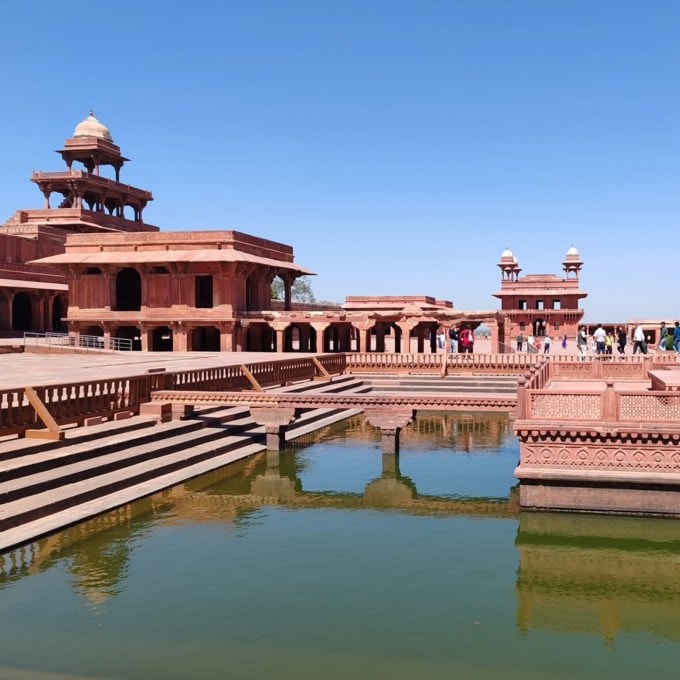 <strong>Fatehpur Sikri : ફતેહપુર સીકરી</strong><br>તાજમહલથી 35 કિમી દૂર ફતેહપુર સીકરી છે, તેનું નિર્માણ અકબરે કરાવ્યું હતું. આ શહેર ઐતિહાસિક મહત્વ અને અદભુત વાસ્તુકલા માટે દુનિયાભરમાં પ્રખ્યાત છે. (Photo: Social Media)