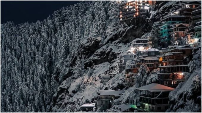 ગુલાબા હિલ સ્ટેશન સમુદ્ર સપાટીથી 4000 મીટરની ઉંચાઈ પર છે. સાહસ પ્રેમી પ્રવાસીઓને આ હિલ સ્ટેશન ખૂબ જ ગમે છે. આ એક એવું ગામ છે જે પર્યટનની દૃષ્ટિએ ઘણું સમૃદ્ધ છે. શિયાળામાં આ હિલ સ્ટેશનની સુંદરતા વધી જાય છે. અહીં તમે તમારા હાથથી આકાશમાંથી પડતા બરફને સ્પર્શ કરી શકો છો અને શાંતિપૂર્ણ વાતાવરણમાં પરિવાર અને મિત્રો સાથે સમય વિતાવી શકો છો.(Photo- Instagram)