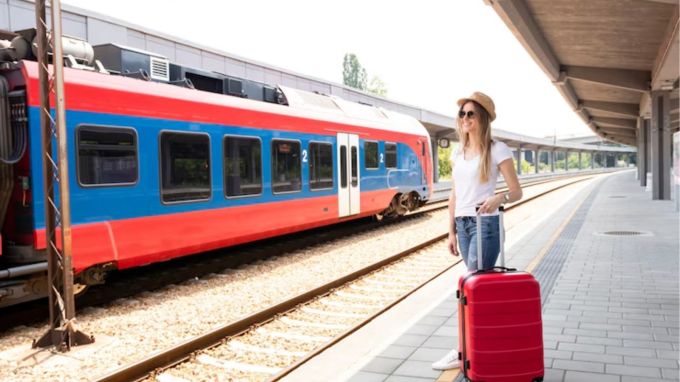 ટ્રેનના ભાડા પણ તદ્દન આર્થિક છે. ભારતીય રેલવે એ સુનિશ્ચિત કરવા માટે ઘણા નિયમો બનાવ્યા છે કે મુસાફરોને મુસાફરી દરમિયાન કોઈ સમસ્યાનો સામનો કરવો ન પડે.(photo-freepik)