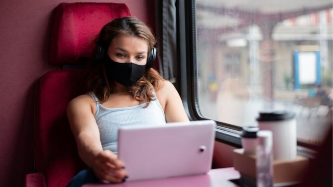 જો તમે ટ્રેનમાં મુસાફરી કરતી વખતે રાત્રે 10 વાગ્યા પછી ઈયરફોન વગર તમારા મોબાઈલ ફોન પર સંગીત સાંભળો છો અથવા વીડિયો જુઓ છો, તો તેનાથી તમારી સાથે મુસાફરી કરતા મુસાફરોને અસુવિધા થઈ શકે છે.(photo-freepik)