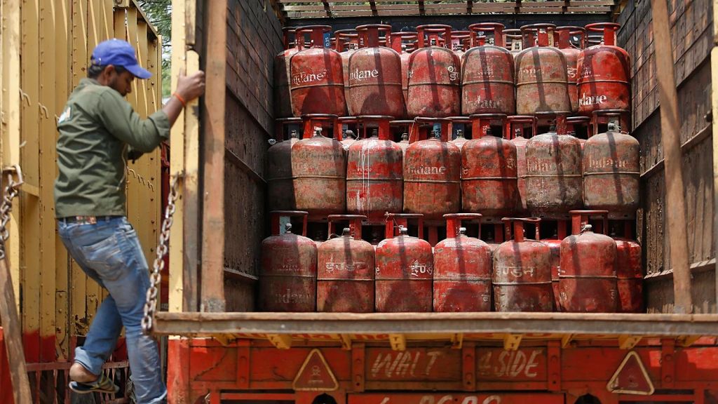 LPG Cylinder Price: એલપીજી ગેસ સિલિન્ડર મોંઘો થયો, ઉજ્જવલા યોજનાના લાભાર્થી માટે પણ માઠા સમાચાર