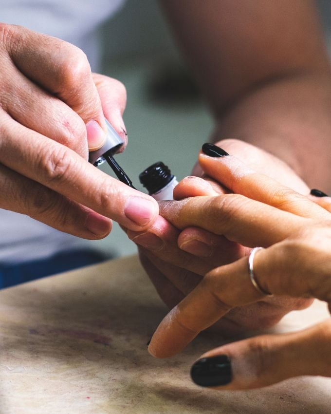 <strong>ઘરે મેનિક્યોર પેડિક્યોર કરવાની ટિપ્સ : </strong>સૌપ્રથમ તમારા નખને સારી રીતે ધોઈ લો અને જૂનો નેઇલ પેઇન્ટ કાઢી નાખો. આ પછી નખને તમારી પસંદગીના આકારમાં આપો. એક વાસણમાં હુંફાળું પાણી લો અને તેમાં થોડું શેમ્પૂ અથવા મીઠું નાખો. હવે તમારા હાથ અને પગને 5 થી 7 મિનિટ સુધી ડૂબાડી રાખો જેથી નખ નરમ થઈ જાય.