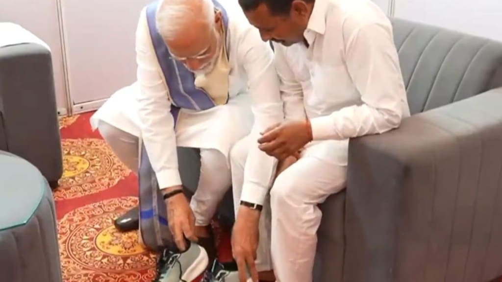 કોણ છે રામપાલ કશ્યપ, જેમને પીએમ મોદીએ પહેરાવ્યા શુઝ, એક પ્રતિજ્ઞાના કારણે 14 વર્ષથી ઉઘાડા પગે હતા