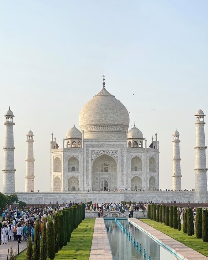 <strong>Tajmahal : તાજમહલ</strong><br>આગ્રાનો તાજમહલ સૌથી પ્રખ્યાત પ્રવાસન સ્થળ છે. મુઘલ બાદશાહ શારજહાં દ્વારા તેમની બેગમ મુમતાજની યાદમાં વર્ષ 1632માં સફેદ આરસપહાણથી તાજમહલનું નિર્માણ શરૂ કરવામાં આવ્યું હતું. યમુના નદીના કિનારે સ્થિત આ તાજમહલ મુઘલ સ્થાપત્યકળાનો ઉત્કૃષ્ઠ નમૂનો છે. તાજમહલ એક મકબરો છે, જેમાં શારજહાં અને મુમતાજની કબરો છે. ચાર મિનારની વચ્ચે સફેદ ઘુમ્મટથી સુસજ્જ તાજમહેલનો વર્ષ 1983માં યુનેસ્કોએ વર્લ્ડ હેરિટેજની યાદીમાં સમાવેશ કર્યો હતો. (Photo: Social Media)