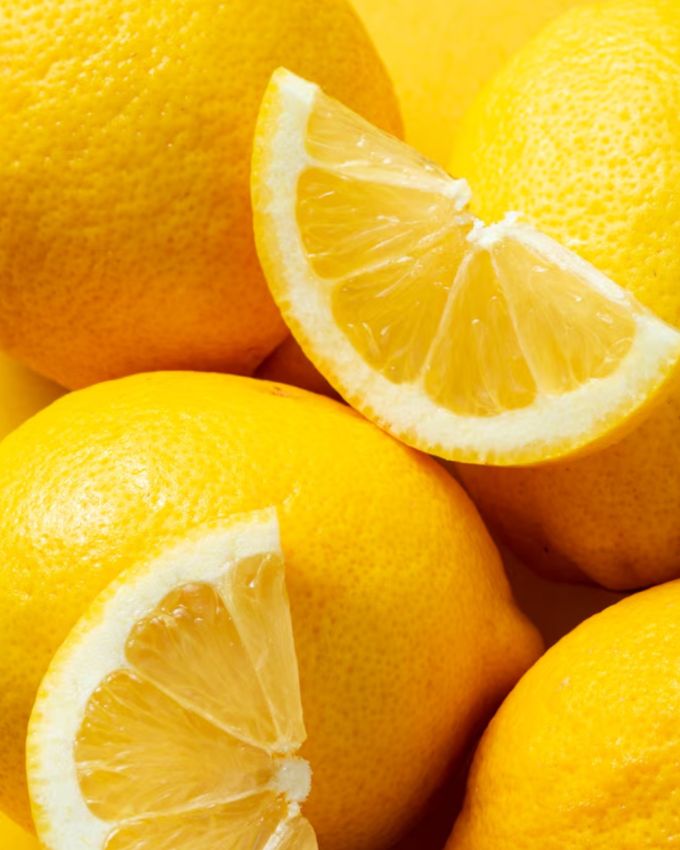 <strong>એલોવેરા અને લીંબુનો ફેસ પેક</strong>: એક ચમચી એલોવેરા જેલમાં લીંબુના રસના થોડા ટીપાં મિક્સ કરીને ચહેરા પર લગાવો. આ ફેસ પેક ત્વચાને ઊંડે સુધી સાફ કરે છે અને ડાઘ અને ટેનિંગ ઘટાડવામાં મદદ કરે છે. લીંબુમાં વિટામિન સી હોય છે જે સ્કિનને ચમકદાર બનાવે છે, અને એલોવેરા તેને સંતુલિત કરે છે અને ત્વચાને બળતરાથી બચાવે છે. અઠવાડિયામાં બે વાર તેનો ઉપયોગ કરો.