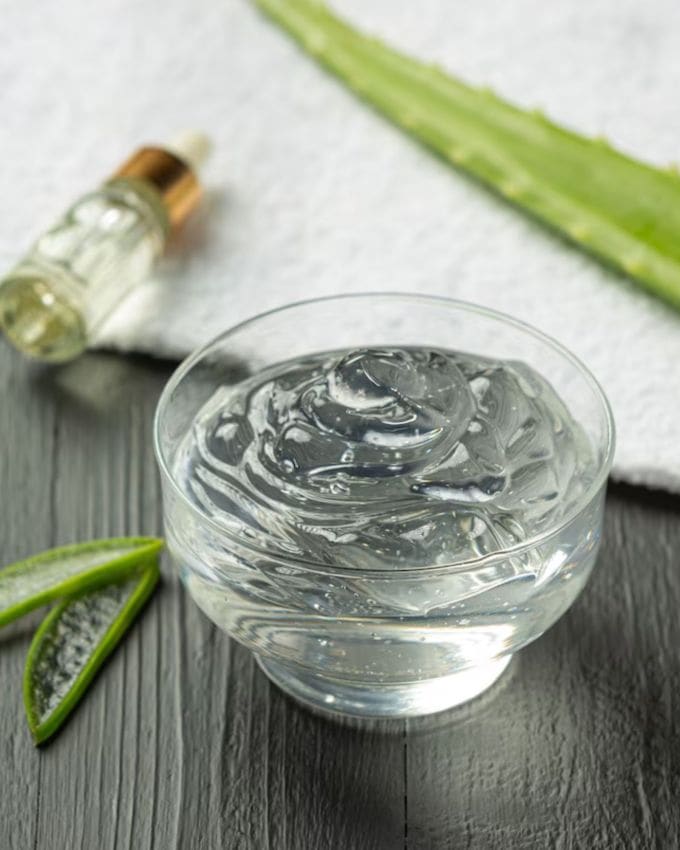 <strong>એલોવેરા જેલનો ઉપયોગ </strong>: ચહેરો ધોયા પછી એલોવેરા જેલથી તમારા ચહેરા પર લગભગ 30 થી 40 સેકન્ડ સુધી હળવા હાથે માલિશ કરો. આ માટે, તમે તમારા ચહેરા પર જેલ સાથે તાજા એલોવેરાના પાન લગાવી શકો છો. એલોવેરામાં હાજર બળતરા વિરોધી અને ઠંડક આપનારા ગુણધર્મો ત્વચાને સૂર્યના હાનિકારક કિરણોથી થતા નુકસાનથી રાહત આપે છે. તે ત્વચાને તરત જ હાઇડ્રેટ કરે છે અને ટેનિંગ અટકાવે છે.