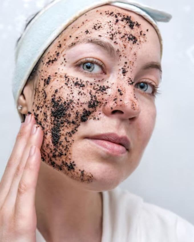 લોકો પોતાની સવારની શરૂઆત એક કપ કોફીથી કરે છે પરંતુ તે પીવા ઉપરાંત સ્કિન પર ચમક લાવવામાં પણ મદદ છે. કોફીમાંથી બનેલા કેટલાક ફેસ માસ્ક અને તેના ઉપયોગો વિશે અહીં જાણો