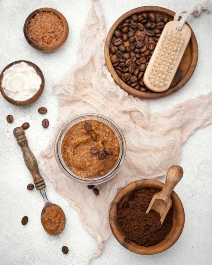 <strong>કોફી અને ખાંડ અને થોડું નારિયેળ તેલ ફેસ પેક</strong> : સ્કિનકેર ન રાખવાથી ચહેરા પર ડેડ સ્કિન કોષો એકઠા થાય છે. આ ચહેરાની કુદરતી ચમક ઘટાડે છે. તેને દૂર કરવા માટે તમારે ત્વચાને એક્સફોલિએટ કરવાની જરૂર છે. આ માટે તમે આ સ્ક્રબનો ઉપયોગ કરી શકો છો. સૌ પ્રથમ એક ચમચી પાઉડર કોફી અને ખાંડ અને થોડું નારિયેળ તેલ મિક્સ કરીને પેસ્ટ બનાવો. તેને ચહેરા પર લગાવો અને હાથથી માલિશ કરો. હવે તેને 5 મિનિટ પછી ધોઈ લો. 