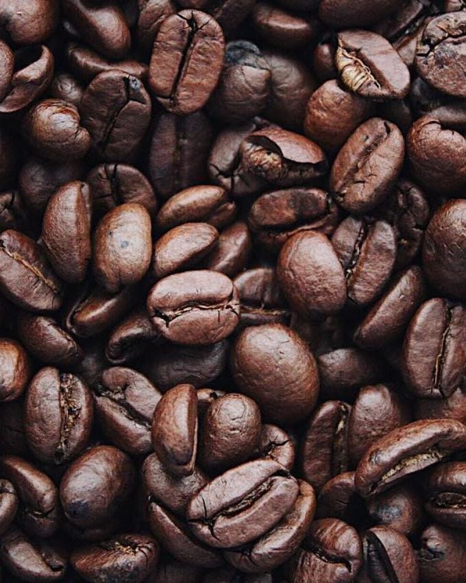 <strong>કોફી અને લીંબુના ફેસ માસ્ક </strong>: ઉનાળામાં સૂર્યપ્રકાશને કારણે સ્કિન કાળી પડી જાય છે. આના કારણે ત્વચા નિસ્તેજ દેખાવા લાગે છે. આ સમસ્યાથી છુટકારો મેળવવા માટે, તમે કોફી અને લીંબુના ફેસ માસ્કનો ઉપયોગ કરી શકો છો. તમે એક ચમચી ઇન્સ્ટન્ટ કોફી પાવડરમાં લીંબુનો રસ ઉમેરીને પેસ્ટ બનાવો. હવે તેને ચહેરા પર લગાવો અને લગભગ 10 મિનિટ પછી ધોઈ લો. આનો ઉપયોગ કરવાથી તમારી સ્કિન પરથી ટેન ઓછું થશે.