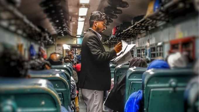 મોટી સંખ્યામાં મુસાફરો અગાઉથી સારી રીતે રિઝર્વેશન કરીને તેમની સીટ સુરક્ષિત કરવાનું પસંદ કરે છે, પરંતુ ઘણા એવા છે જેઓ કોઈ કારણસર સીટ આરક્ષિત કરી શકતા નથી. આવી સ્થિતિમાં લોકો વિચારે છે કે તેઓ ઑફલાઇન મોડ દ્વારા ટિકિટ મેળવી શકે છે. પરંતુ તે પણ ક્યારેક અશક્ય છે. (photo-Instagram)