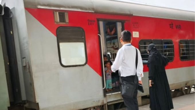 દરમિયાન, જો TTE તમારી પાસે આવે છે અને પૈસા માંગે છે અને તમને ટિકિટ આપે છે અથવા કોઈપણ કામ માટે લાંચ માંગે છે, તો તમે તેની વિરુદ્ધ ફરિયાદ નોંધાવી શકો છો.(photo-Instagram)