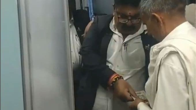 નામ અને બેચ નંબર ઉપયોગી છે : ટ્રાવેલ ટિકિટ પરીક્ષકનું મુખ્ય કામ એ સુનિશ્ચિત કરવાનું છે કે ટ્રેનમાં દરેક વ્યક્તિ તેમની આરક્ષિત સીટ પર બેસે અને તેમની મુસાફરી આરામદાયક હોય. તેઓ મુસાફરોની કોઈપણ ચિંતા અથવા ફરિયાદને પણ સંભાળે છે અને જ્યારે પણ જરૂર પડે ત્યારે મુસાફરોને મદદ કરે છે, પરંતુ એવા ઘણા કિસ્સાઓ છે કે જેમાં કેટલાક TTE લાંચ માંગે છે. (photo-Instagram)