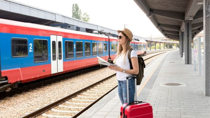 જો તમને કોઈ TTE આવું કરતા જણાય, તો તમે TTE ને ફરિયાદ કરી શકો છો. જો TTE અસંસ્કારી છે, તો તમે તેનું નામ અને બેચ નંબર નોંધી શકો છો. ફરિયાદ દાખલ કરતી વખતે આ માહિતી ખૂબ જ કામ લાગે છે. (photo-freepik)