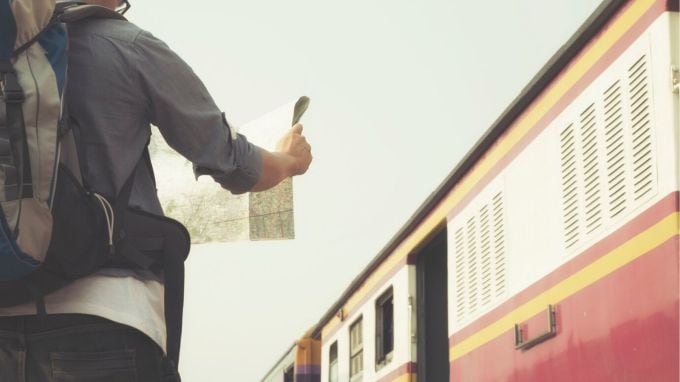 આ રીતે તમે ફરિયાદ કરી શકો છો : જો તમે TTE સામે ફરિયાદ નોંધાવવા માંગતા હો, તો તમે સત્તાવાર ફરિયાદ પોર્ટલની મુલાકાત લેવાનો વિકલ્પ પસંદ કરી શકો છો. તમે તમારા મોબાઇલ અથવા કમ્પ્યુટર પરના બ્રાઉઝરમાંથી www.coms.indianrailways.gov.in વેબસાઇટની મુલાકાત લઈ શકો છો. (photo-freepik)