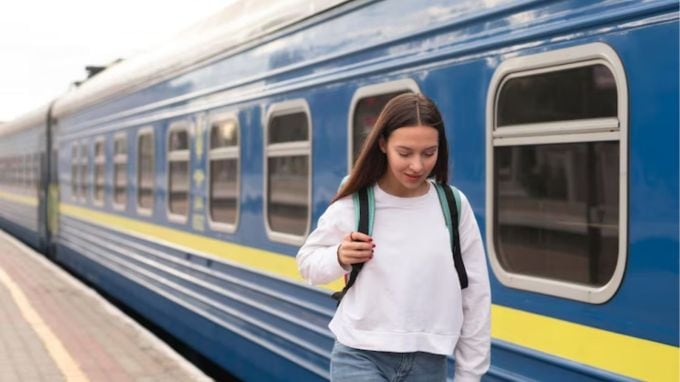 ટિકિટ કેવી રીતે બુક કરવી : ટિકિટ બુક કરવી સરળ હોવા છતાં, તમે આ રીતે ટિકિટ બુક કરી શકો છો:<br>IRCTC વેબસાઇટ/એપ ખોલો - www.irctc.co.in<br>લોગિન - તમારું યુઝર આઈડી અને પાસવર્ડ દાખલ કરો<br>મુસાફરીની વિગતો દાખલ કરો - સ્ટેશન, તારીખ, વર્ગ<br>ટ્રેન પસંદ કરો - સીટો તપાસો અને "હવે બુક કરો" પર ક્લિક કરો<br>પેસેન્જર વિગતો દાખલ કરો - નામ, ઉંમર, બર્થ પસંદગી<br>UPI, કાર્ડ, નેટ બેંકિંગ દ્વારા ચુકવણી કરો<br>ટિકિટ ડાઉનલોડ કરો - “માય બુકિંગ”માંથી પીડીએફ મેળવો (photo-freepik)