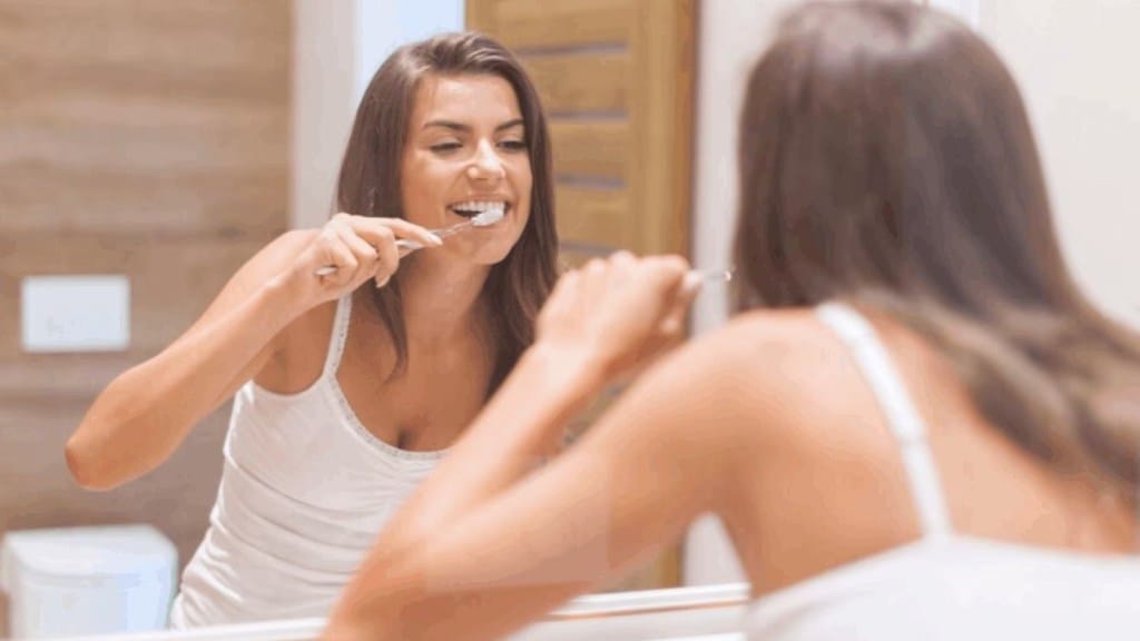 બ્રશ કરતી વખતે કેટલી ટૂથપેસ્ટ વાપરવી? બાળકોથી લઇને પુખ્ત વયના માટે છે અલગ-અલગ રીત, એક્સપર્ટ પાસેથી જાણો