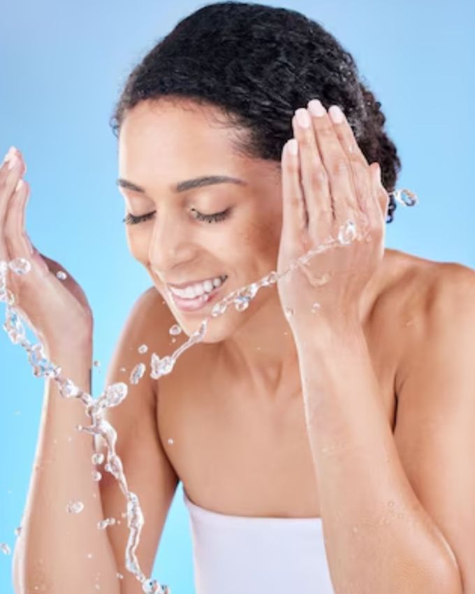 <strong>ઠંડા પાણીથી ધોઈ લો</strong> : તડકામાંથી બહાર નીકળતાની સાથે જ, સૌ પ્રથમ તમારા ચહેરાને હૂંફાળા પાણીથી ધોઈ લો. આ ત્વચાનું તાપમાન તરત જ ઘટાડે છે અને પરસેવો, ધૂળ અને તેલ દૂર કરે છે જે ટેનિંગમાં ફાળો આપે છે. 