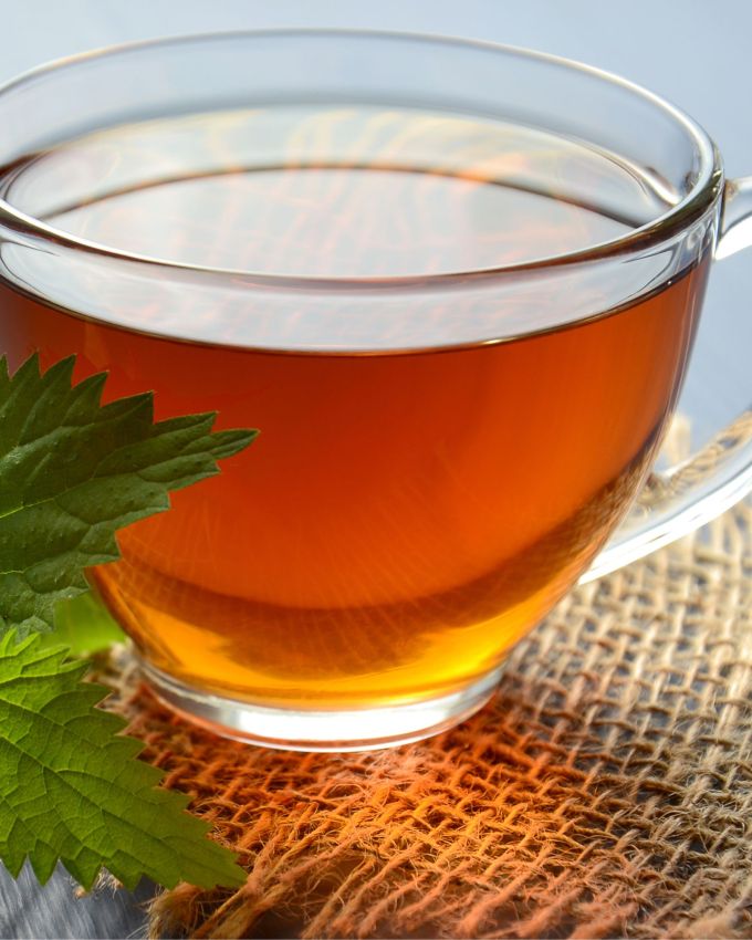 <strong>ગ્રીન ટી ફાયદા :</strong> ઘણા સંશોધનોના પરિણામો દર્શાવે છે કે લીલી ચા ડાયાબિટીસના દર્દીઓ માટે ફાયદાકારક છે. લીલી ચામાં કેટેચિન હોય છે, ખાસ કરીને એપિગેલોકેટેચિન-3-ગેલેટ (EGCG), જે ઇન્સ્યુલિન સંવેદનશીલતા સુધારવામાં મદદ કરી શકે છે, જેનાથી લોહીમાં સુગરને નિયંત્રિત કરી શકાય છે. 