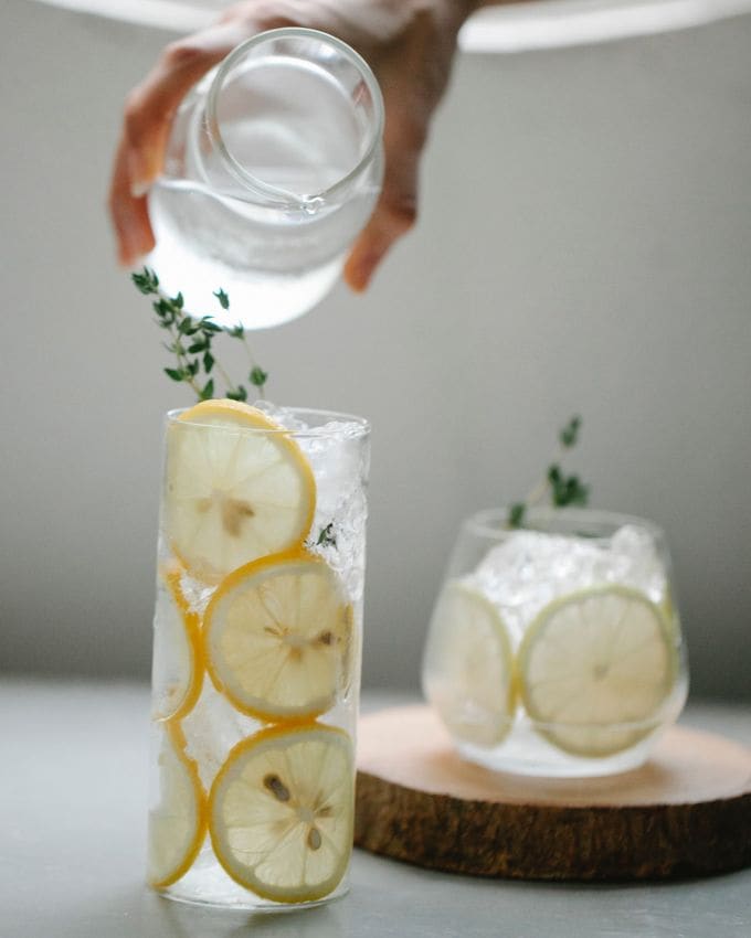 <strong>ડાયાબિટીસ ડ્રિન્ક રેસીપી :</strong> આ પીણું બનાવવા માટે, તમારે 1 ગ્રીન ટી બેગ, અડધી ચમચી તજ પાવડર, અડધી ચમચી તાજી છીણેલી આદુ અને એક ચમચી લીંબુનો રસની જરૂર પડશે. પીણું તૈયાર કરવા માટે, એક કપ પાણી ઉકાળો. જ્યારે પાણી ઉકળે, ત્યારે તેમાં ગ્રીન ટી બેગ ઉમેરો અને તેને 5 થી 6 મિનિટ માટે રહેવા દો.  નિર્ધારિત સમય પછી પાણીમાં તજ પાવડર અને છીણેલું આદુ ઉમેરો અને સારી રીતે હલાવો. છેલ્લે લીંબુનો રસ ઉમેરો અને હલાવો અને એકવાર તમે આ કરી લો, પછી તમારું જાદુઈ પીણું તૈયાર થઈ જશે. તમે તેને દરરોજ સવારે ખાલી પેટ પી શકો છો.