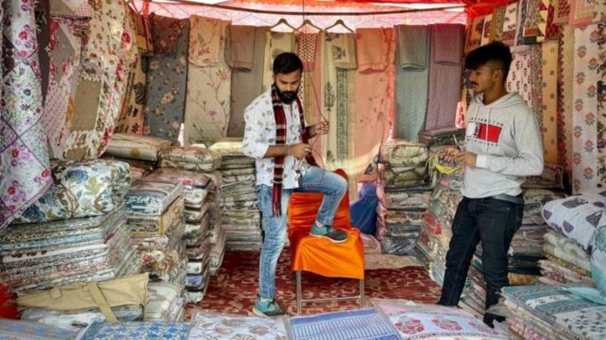 પાકિસ્તાની સુટ્સમાં મોટો ઘટાડો.<br>પાકિસ્તાની સુટ તરીકે ઓળખાતો મહિલાઓનો પોશાક પણ ભારતમાં ખૂબ જ લોકપ્રિય હતો પરંતુ પહેલગામ હુમલા પછી આ સુટના વેચાણમાં પણ મોટો ઘટાડો જોવા મળ્યો છે. (તસવીર: pexels)