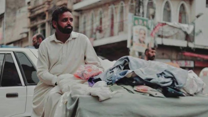 દવાઓથી લઈને ખાતર સુધી બધું જ મોંઘુ<br>ભારતે પાકિસ્તાન સાથેની અટારી સરહદ બંધ કરી દીધી છે. આવી સ્થિતિમાં ભારત અને પાકિસ્તાન વચ્ચે રૂ. 3886.53 કરોડનો સરહદ પારનો વેપાર ઠપ્પ થઈ ગયો છે, જેની અસર પાકિસ્તાનમાં દેખાવા લાગી છે. અહીં દવાઓથી લઈને ખાતર સુધીની દરેક વસ્તુના ભાવ આસમાને પહોંચી ગયા છે. (તસવીર: pexels)