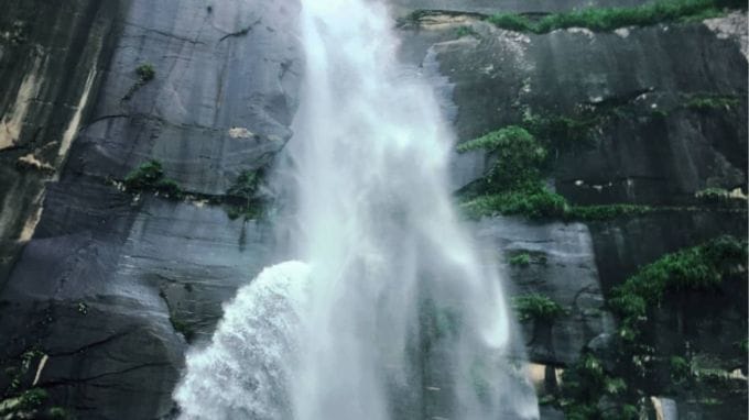 1 - જોગિની ધોધ : વશિષ્ઠ ગામથી માત્ર 3 કિમી દૂર, જોગિની વોટરફોલ્સ એ મનાલીના સૌથી સુંદર પ્રવાસી આકર્ષણોમાંનું એક નથી, પરંતુ તેની એક રહસ્યમય બાજુ પણ છે. ઘણા સ્થાનિક લોકો માને છે કે જોગિની ધોધના પાણીમાં હીલિંગ ગુણધર્મો છે. કેટલાક દાવો કરે છે કે અહીં સાંધાના દુખાવામાં રાહત આપે છે. ધોધ સુધીનો ટૂંકો પ્રવાસ સરળ અને મનોહર છે, જે તેને નવા નિશાળીયા માટે આદર્શ બનાવે છે. જો તમે મે અને જૂનમાં મનાલીમાં ફરવા માટે ઓફબીટ સ્થળો શોધી રહ્યાં છો, તો આ ચોક્કસપણે તમારું સ્થળ છે.(photo-Social media)