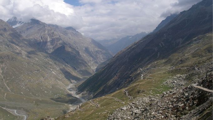 10- રોહતાંગ પાસ : ઘણા લોકો માટે બકેટ-લિસ્ટ આઇટમ, રોહતાંગ પાસ (મે થી નવેમ્બર ખુલ્લો) મનાલીથી 51 કિમી દૂર છે અને તેના માટે પરમિટની જરૂર છે. અસંખ્ય બોલિવૂડ દ્રશ્યો અહીં ફિલ્માવવામાં આવ્યા છે, તેથી જો તે પરિચિત લાગે તો નવાઈ પામશો નહીં. મે અને જૂનમાં મનાલીમાં કરવા માટે ઘણી વસ્તુઓ હોઈ શકે છે, પરંતુ ઉનાળામાં રોહતાંગ પાસની મુલાકાત લેવાનું બકેટ લિસ્ટ યોગ્ય છે.(photo-wikipedia)