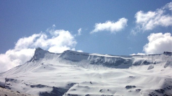 12- કુલ્લુ વેલી : મનાલીથી લગભગ 40 કિલોમીટર દૂર આવેલી કુલ્લુ ખીણ બિયાસ નદી પર વ્હાઇટ-વોટર રાફ્ટિંગ માટે જાણીતી છે. આ પ્રવૃત્તિને મનાલીની ટોચની સાહસિક રમતોમાંની એક ગણવામાં આવે છે. (photo-wikipedia)