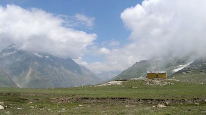 13- વન વિહાર: મોલ રોડથી થોડે દૂર વન વિહારનો શાંતિપૂર્ણ ઉદ્યાન છે જેમાં દિયોદર આકાશ સુધી પહોંચે છે અને ખિસકોલીઓ ચારે બાજુ મસ્તી કરે છે. જો તમે થોડી મગફળી લઈ જાઓ છો, તો તમે અહીંની ખિસકોલીઓ સાથે મિત્રતા કરી શકો છો. આ અદભૂત સ્થળ બોટ રાઇડ અથવા પિકનિક માટે એક આદર્શ ઝોન તરીકે સેવા આપી શકે છે, ખાસ કરીને જ્યારે યુવાનો સાથે મુસાફરી કરો.(photo-wikipedia)