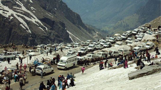 14-તિબેટીયન મઠ : મનાલીની સમૃદ્ધ સંસ્કૃતિ તેના ભવ્ય સુંદર બૌદ્ધ મઠ, ગધન થેકચોકલિંગ ગોમ્પા અને હિમાલયન નિંગમાપા ગોમ્પાની મુલાકાત વિના અધૂરી છે. જેમ જેમ તમે પ્રવેશશો તમે મંત્રમુગ્ધ સ્વરો સાંભળવાનું શરૂ કરશો, આકર્ષક ચિત્રો જોશો અને અપ્રતિમ શાંતિનો અનુભવ કરશો. જેઓ મનાલી જવા માગે છે પરંતુ સામાન્ય પ્રવાસન સ્થળો વિના તે તેમને પસંદ કરવામાં આવે છે.(photo-wikipedia)