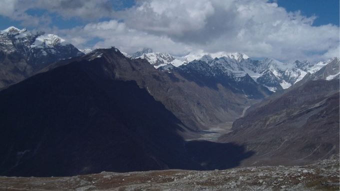 16- જાના ધોધ : જાના વોટરફોલ, મનાલીનો સૌથી આકર્ષક ધોધ પૈકીનો એક, શહેરના કેન્દ્રથી આશરે 35 કિમી દૂર સ્થિત છે. તે સફરજનના બગીચા અને પાઈન જંગલોથી ઘેરાયેલું છે, જે તેને એકદમ અદભૂત બનાવે છે. જોકે સાચી ખાસિયત એ છે કે, ધોધની નજીક સ્થિત એક નાનો સ્થાનિક ઢાબા છે. તેમના લાલ ચોખા, રાજમા અને હોમમેઇડ ચટણીને ચૂકશો નહીં. મે મહિનામાં જના વોટરફોલની આસપાસ મનાલીમાં ઘણી બધી પ્રવૃત્તિઓનો સામનો કરવો પડશે.(photo-wikipedia)