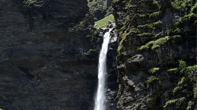 18-હમ્પતા પાસ : ગાઢ જંગલોથી માંડીને ઉજ્જડ રણ જેવા વિસ્તરણ સુધી, હમ્પતા પાસ ટ્રેક તમને સતત બદલાતા ભૂપ્રદેશમાં લઈ જાય છે. મનમોહક દ્રશ્યોની શ્રેણીને કારણે અનુભવી ટ્રેકર્સમાં આ સૌથી સામાન્ય ટ્રેક છે. તે હિમાચલના સૌથી મુશ્કેલ ટ્રેક્સમાંનું એક છે.(photo-wikipedia)