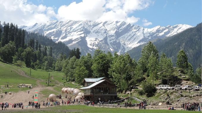 2- સોલંગ વેલી : સોલાંગ વેલી મનાલીમાં સાહસિક પ્રવૃત્તિઓ માટેનું આશ્રયસ્થાન છે અને માત્ર શિયાળાની ઋતુમાં જ નહીં. ઉનાળામાં મનાલીમાં પેરાગ્લાઇડિંગ, સ્કીઇંગ, એટીવી રાઇડ્સ અને જોર્બિંગ પણ ટોચની વસ્તુઓમાંની એક છે. ભલે તમે શિયાળામાં મનાલીમાં બરફ જોવા જતા હો, અથવા વસંતઋતુમાં લીલોતરી જોવા માટે, સોલાંગ ખીણ મનાલીના હવામાન સાથે તેના રંગો બદલી નાખે છે. પ્રામાણિકપણે, મે મહિનામાં મનાલીમાં કરવા માટેની તમારી વસ્તુઓની સૂચિમાં આ ઉમેરવું આવશ્યક છે. (photo-wikipedia)