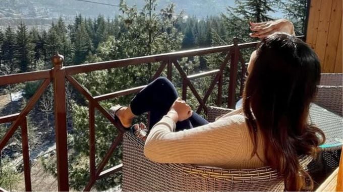 20-મનાલીમાં લક્ઝરી હોમસ્ટે : મે અને જૂનમાં મનાલીમાં તમામ સાહસિક પ્રવૃત્તિઓ પછી સામાન્ય હોટલો છોડો અને તેના બદલે મનાલી રોકાણમાં લક્ઝરી વિલા પસંદ કરો. તમારી સવારનો સમય સૂર્યથી ભીંજાયેલી બાલ્કનીમાં ચાની ચૂસકીમાં વિતાવો, તમારી બપોર એક પુસ્તક અથવા બોર્ડ ગેમ સાથે અને તમારી સાંજ તારાઓની નીચે ખાનગી બોનફાયરની આસપાસ વિતાવો. આજુબાજુ કોઈ ઘોંઘાટીયા પ્રવાસીઓ ન હોવાને કારણે, તે એવી શાંતિ છે જે તમે જાણતા ન હતા કે તમને જરૂર છે.(photo-Social media)