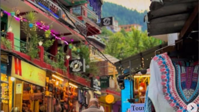 4- જૂની મનાલી : જૂની મનાલી સુધી જવું, જ્યાં મુખ્ય પ્રવાહના કાફેને છોડી દો અને સ્ટ્રીટ-સાઇડ સ્ટોલ પર મસાલેદાર ચટણી સાથે સ્ટીમિંગ સિદ્દુનો પ્રયાસ કરો અને આરામદાયક કાફેમાં પ્રવાસીઓ સાથે ભળી જાઓ. આ મનાલીમાં જોવાલાયક સ્થળો પૈકીનું એક છે.(photo-Social media)