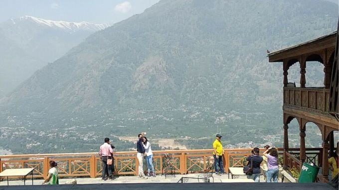 7- નાગર કેસલ : નાગર કેસલ મનાલીથી લગભગ 20 કિમી દૂર સ્થિત છે અને તેમાં શાહી સુંદરતા, સ્થાપત્ય અને સમૃદ્ધ ઇતિહાસનું મિશ્રણ છે. 15મી સદીનો આ કિલ્લો હવે હિમાચલ પ્રદેશ પ્રવાસન હેઠળ હેરિટેજ હોટલ તરીકે કાર્ય કરે છે. બિયાસ ખીણના ભવ્ય દૃશ્યો તેમજ લાકડાના આંતરિક અને પથ્થરની બાલ્કનીઓમાંથી સુંદર દ્રશ્યો જોવા મળે છે. મનાલીમાં ફરવા માટેના ટોચના સ્થળોમાંનું એક બનાવે છે.(photo-wikipedia)