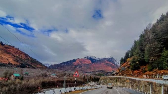 9- નેહરુ કુંડ: લેહ હાઇવે પર મનાલીથી લગભગ 6 કિમી દૂર, નેહરુ કુંડ સ્ફટિક-સ્પષ્ટ, ગ્લેશિયર-ફીડ પાણી સાથે શાંત સ્ટોપઓવર છે. મનાલીમાં ઉનાળા દરમિયાન પણ પાણીનું તાપમાન આઘાતજનક રીતે ઠંડુ હોય છે. જ્યારે તમે મનાલીમાં નજીકના પ્રવાસી આકર્ષણોનું અન્વેષણ કરી રહ્યાં હોવ અથવા રોહતાંગ પાસ તરફ જઈ રહ્યાં હોવ ત્યારે આ સંપૂર્ણ ચકરાવો છે. (photo-Social media)