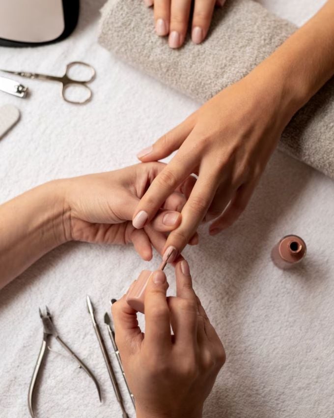 આજકાલ લોકો સમય અને પાર્લરના ખર્ચના અભાવથી બચવા માટે ઘરે મેનિક્યોર  અને પેડિક્યુર કરવાની સરળ રીત શોધી રહ્યા છે. તો અહીં તમારા માટે કેટલીક સરળ ટિપ્સ લાવ્યા છીએ, જેને અનુસરીને તમે ફક્ત 15 મિનિટમાં ઘરે એક શાનદાર મેનીક્યોર અને પેડિક્યુર કરી શકો છો.