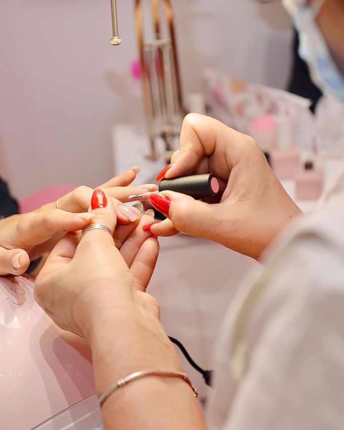 <strong>ઘરે મેનિક્યોર પેડિક્યોર કરવાની ટિપ્સ</strong> : નખની આસપાસ ક્યુટિકલ તેલ લગાવો અને તેમને નરમ બનાવવા માટે ધીમેધીમે પાછળ ધકેલી દો. હાથ અને પગને સારી રીતે મોઇશ્ચરાઇઝ કરો જેથી ત્વચા નરમ અને હાઇડ્રેટેડ રહે.  હવે તમારી પસંદગીના રંગનો નેઇલ પેઇન્ટ લગાવો. 