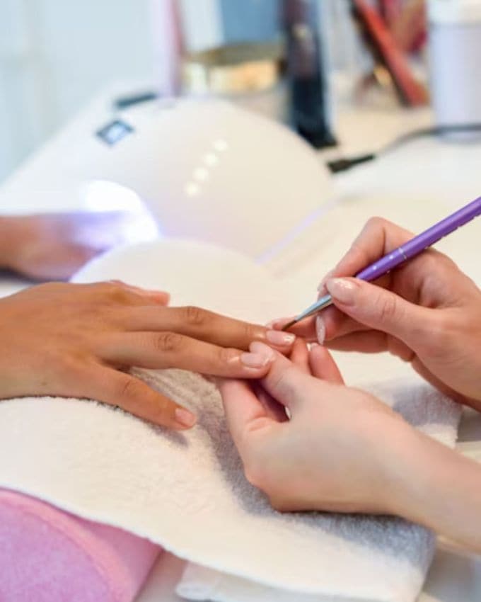 <strong>ઘરે મેનિક્યોર પેડિક્યોર કરવાના ફાયદા :</strong> તમે માત્ર 15 મિનિટમાં સલૂન જેવો દેખાવ મેળવી શકો છો. ઘરે મેનીક્યુર અને પેડિક્યુર કરવાથી તમને સલૂનનો ખર્ચ બચાવવામાં મદદ મળી શકે છે. તમારા હાથ અને પગની સંભાળ રાખવા માટે તમે કોઈપણ કેમિકલ વિના કુદરતી રીતે ઘરે કરી શકો છો.