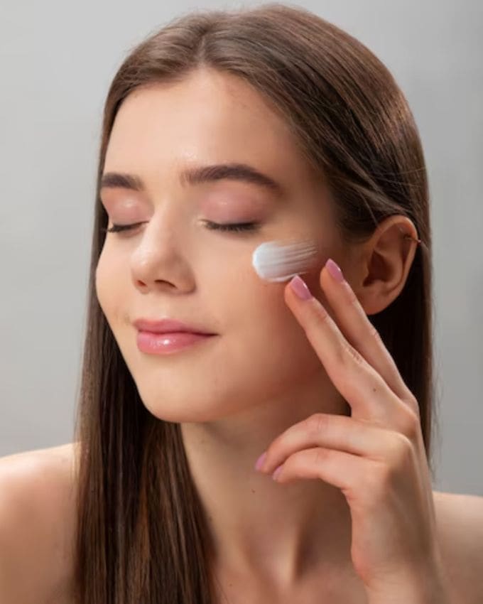 <strong>મોઇશ્ચરાઇઝર લગાવવું :</strong>  તડકામાં આવ્યા પછી ત્વચા શુષ્ક અને નિર્જલીકૃત થઈ શકે છે, તેથી હળવું, ચીકણું ન હોય તેવું મોઇશ્ચરાઇઝર લગાવવાનું ભૂલશો નહીં. તે ત્વચાની ભેજ જાળવી રાખે છે, ત્વચાના અવરોધને મજબૂત બનાવે છે અને સ્કિનને વધુ નુકસાનથી બચાવવામાં મદદ કરે છે.