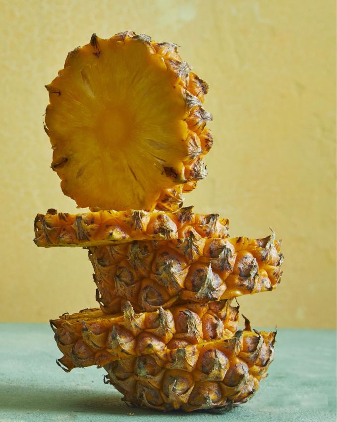 પાઈનેપલ (Pineapple) એક એવું ફળ છે જે ઉનાળામાં ખૂબ જ ફાયદાકારક હોય છે. તેમાં પાણીનું પ્રમાણ વધુ હોય છે, જે શરીરને હાઇડ્રેટ રાખવામાં મદદ કરે છે. અનાનસમાં વિટામિન સી પણ ભરપૂર માત્રામાં હોય છે, જે રોગપ્રતિકારક શક્તિ વધારે છે અને રોગો સામે લડવામાં મદદ કરે છે. આ ઉપરાંત, અનાનસમાં બ્રોમેલેન નામનું એન્ઝાઇમ હોય છે, જે પાચનમાં સુધારો કરે છે અને પેટની સમસ્યાઓમાં રાહત આપે છે.