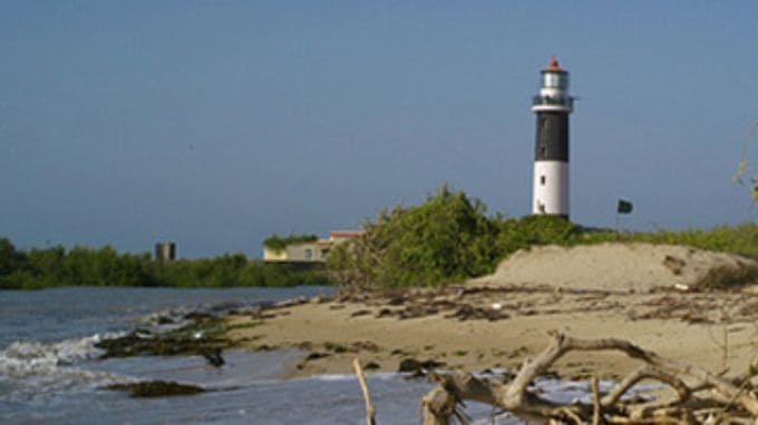 <strong>પિરોટન ટાપુ દિવાદાંડી</strong><br>પિરોટન ટાપુ પર દીવાદાંડીના કર્મચારીઓ સિવાય બહુ ઓછા લોકો અહીં આવે છે. આથી દરિયાઇ જીવસૃષ્ટિને જોવાનો અને એકાંતનો આનંદ માણવા માટે આ ઉત્તમ સ્થળ છે. (Photo: ecotourismgujarat.com)